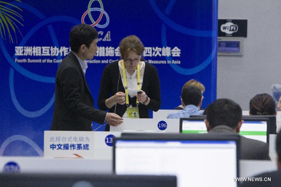 Journalists work at the media center of the fourth summit of the Conference on Interaction and Confidence Building Measures in Asia (CICA) in east China's Shanghai, May 21, 2014. The fourth CICA summit began in Shanghai on Wednesday morning. (Xinhua/Lyu Xun) 