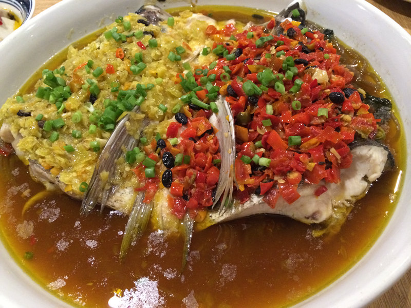 Chop bell pepper fish head. (Photo by Zhang Qian)