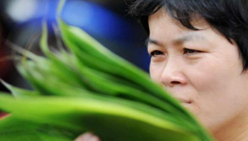 People prepare Zongzi for Dragon Boat Festival