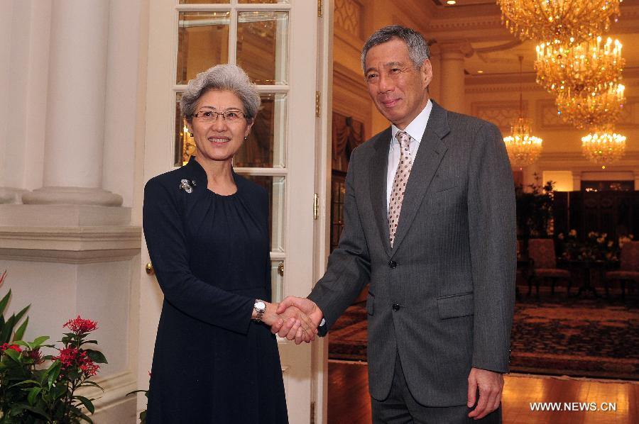 fu ying meets with lee hsien loong in singapore (2)