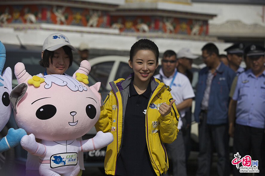 The blessing ceremony of the first Qinghai Lake Electric Vehicle International Challenge Competition was held on June 9 in Xining, capital of Qinghai Province. Pan Xiaoting, a well-known Chinese billiards star, attended the event as the image ambassador of the competition. The challenge competition, which will be held June 8-13 in Xining, is organized by Qinghai provincial government, and sponsored by Qinghai Lake Electric Vehicle International Challenge Competition company and Beijing Automotive Group. [Photo by Wu Wenda / China.org.cn]