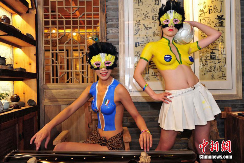 Models don body paint to bolster World Cup fanfare People s