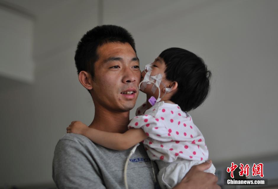 A mouth-feeding father’s persistence