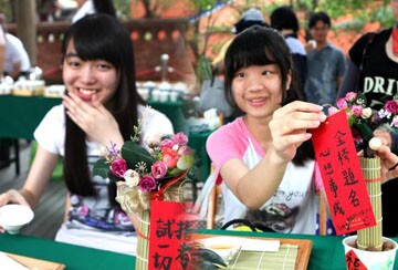 Students pray for good scores in Taipei Confucius temple