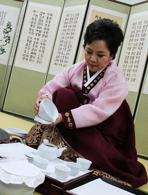 An artisan performs a tea ceremony in Seoul, South Korea, May 16, 2013. Tea leaves were brought into the country from China through the Democratic People's Republic of Korea nearly a thousand years ago. [Photo/Xinhua] 