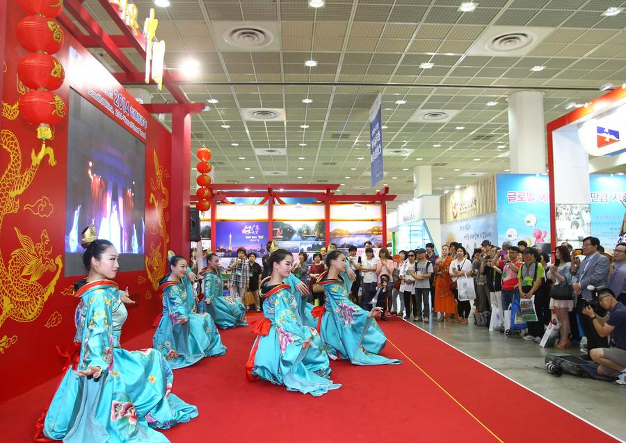 Chinese dancing is performed at the 29th Korea World Travel Fair in Seoul, May 29, 2014. [Photo/Xinhua]