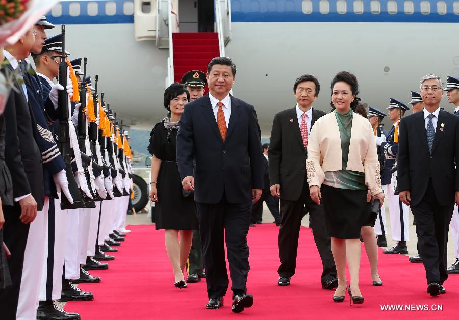 Chinese President Xi Jinping (L, front) and his wife Peng Liyuan (R, front) inspect an honor guard upon their arrival in Seoul, capital of South Korea, July 3, 2014. Chinese President Xi Jinping arrived in Seoul Thursday for a two-day state visit to South Korea. (Xinhua/Lan Hongguang)