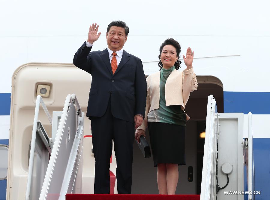 Chinese President Xi Jinping (L) and his wife Peng Liyuan wave upon their arrival in Seoul, capital of South Korea, July 3, 2014. Chinese President Xi Jinping arrived in Seoul Thursday for a two-day state visit to South Korea. (Xinhua/Lan Hongguang)