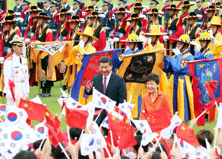 South Korean President Park Geun-hye holds a welcome ceremony for Chinese President Xi Jinping at the presidential office Cheong Wa Dae before their talks in Seoul, South Korea, July 3, 2014. (Xinhua/Yao Dawei) 