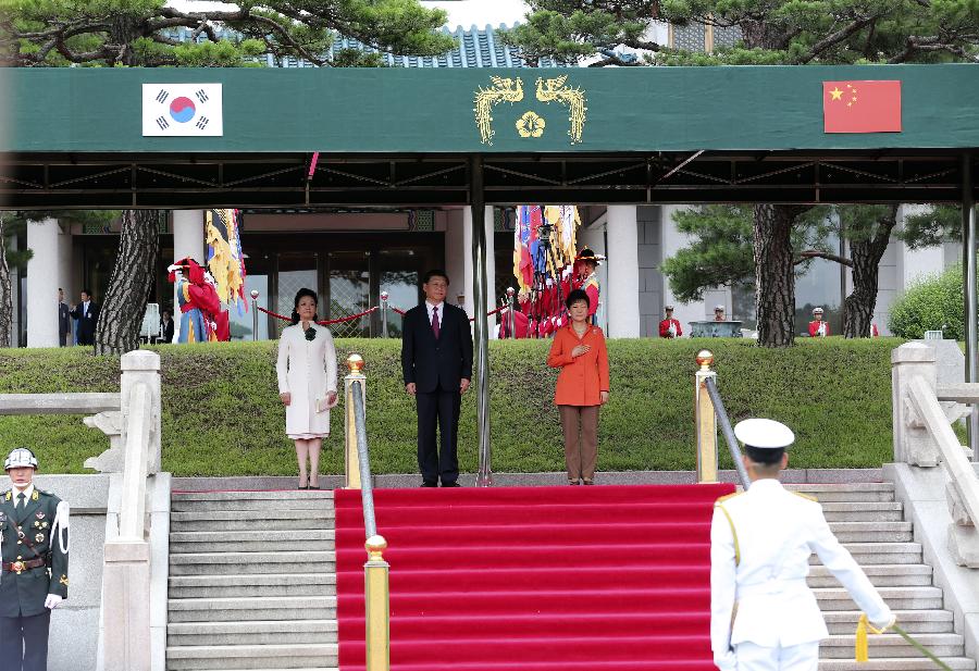 South Korean President Park Geun-hye (R) holds a welcome ceremony for Chinese President Xi Jinping (C) at the presidential office Cheong Wa Dae before their talks in Seoul, South Korea, July 3, 2014. (Xinhua/Ding Lin)