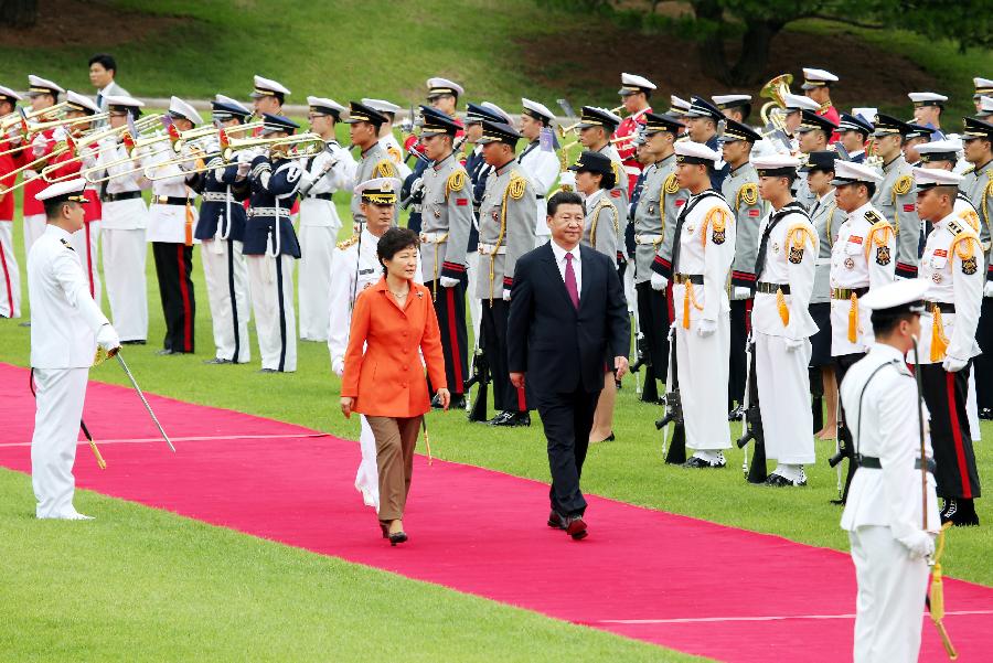 South Korean President Park Geun-hye (central L) holds a welcome ceremony for Chinese President Xi Jinping (central R) at the presidential office Cheong Wa Dae before their talks in Seoul, South Korea, July 3, 2014. (Xinhua/Yao Dawei)