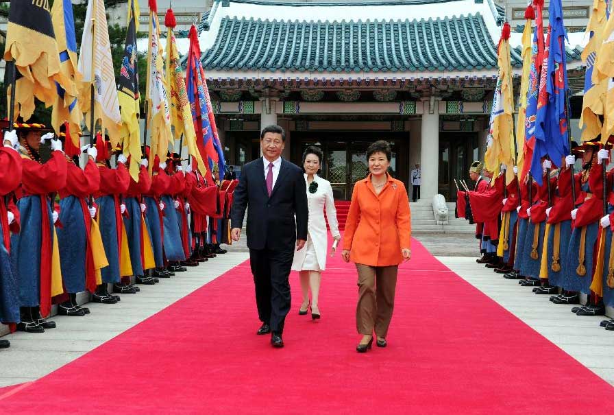 South Korean President Park Geun-hye (front R) holds a welcome ceremony for Chinese President Xi Jinping (front L) at the presidential office Cheong Wa Dae before their talks in Seoul, South Korea, July 3, 2014. (Xinhua/Rao Aimin)