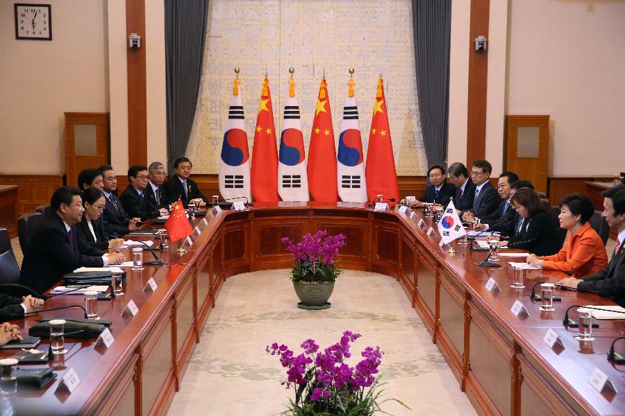 Chinese President Xi Jinping (1st L) holds talks with South Korean President Park Geun-hye (2nd R) in Seoul, South Korea, July 3, 2014. (Xinhua/Yao Dawei)