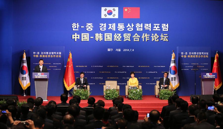 Chinese President Xi Jinping (1st L, back) speaks at a forum on China-South Korea economic and trade cooperation in Seoul, capital of South Korea, July 4, 2014. Xi Jinping and his South Korean counterpart Park Geun-hye attended the forum jointly on Friday.(Xinhua/Lan Hongguang)