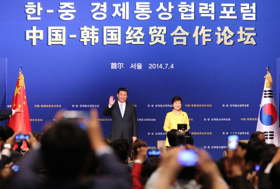 Chinese President Xi Jinping (L) and his South Korean counterpart Park Geun-hye (R) attend a forum on China-South Korea economic and trade cooperation in Seoul, capital of South Korea, July 4, 2014.(Xinhua/Lan Hongguang)