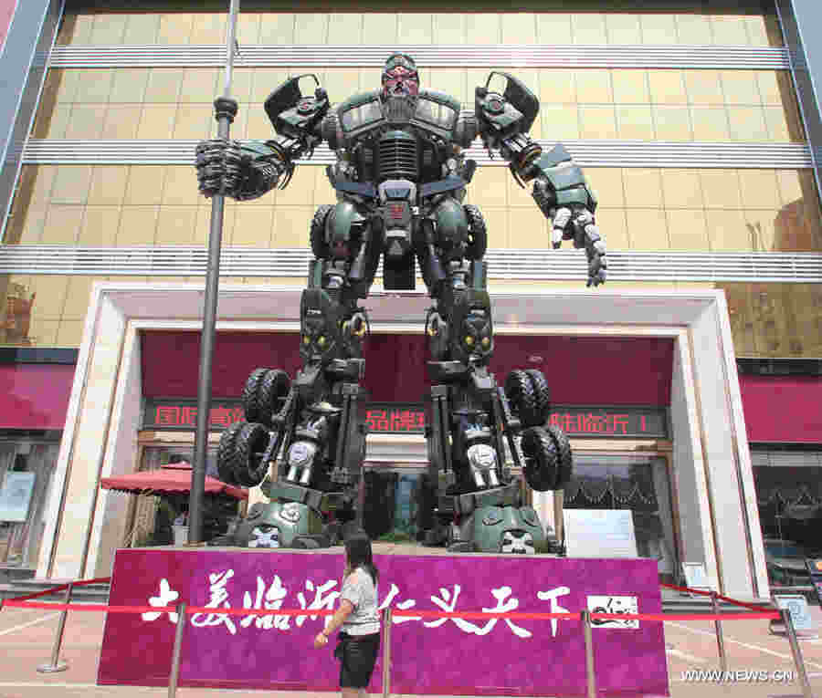 'transformer' With Guanyu's Face Displayed In Shandong (3) - People's 