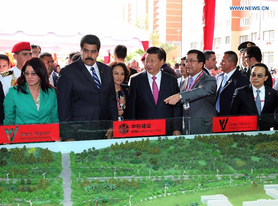 Chinese President Xi Jinping (C), accompanied by his Venezuelan counterpart Nicolas Maduro (2nd L), visits a housing project in Caracas, capital of Venezuela, July 21, 2014. (Xinhua/Lan Hongguang)