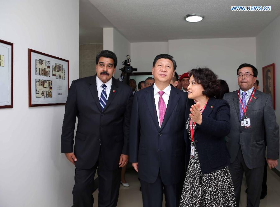 Chinese President Xi Jinping (C), accompanied by his Venezuelan counterpart Nicolas Maduro (L), visits a housing project in Caracas, capital of Venezuela, July 21, 2014. (Xinhua/Lan Hongguang)