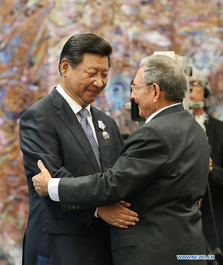 Chinese President Xi Jinping (L) is awarded Cuba's Jose Marti Medal by Cuban President Raul Castro in Havana, capital of Cuba, July 22, 2014. (Xinhua/Liu Weibing)