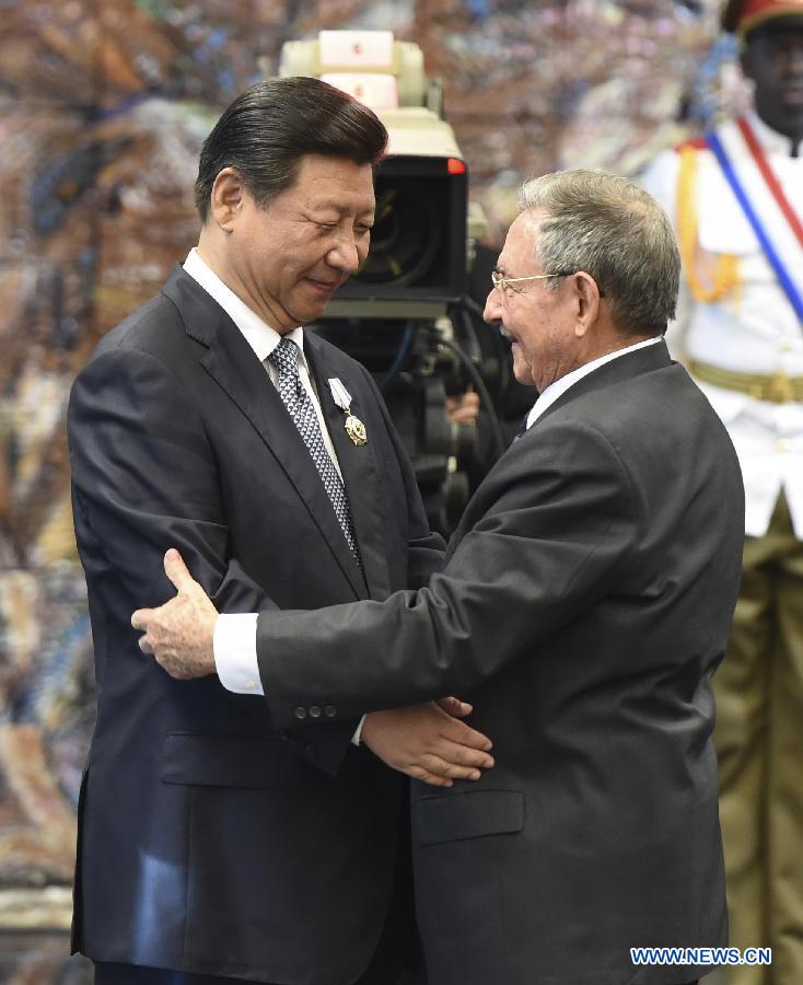 Chinese President Xi Jinping (L) is awarded Cuba's Jose Marti Medal by Cuban President Raul Castro in Havana, capital of Cuba, July 22, 2014. (Xinhua/Ma Zhancheng)