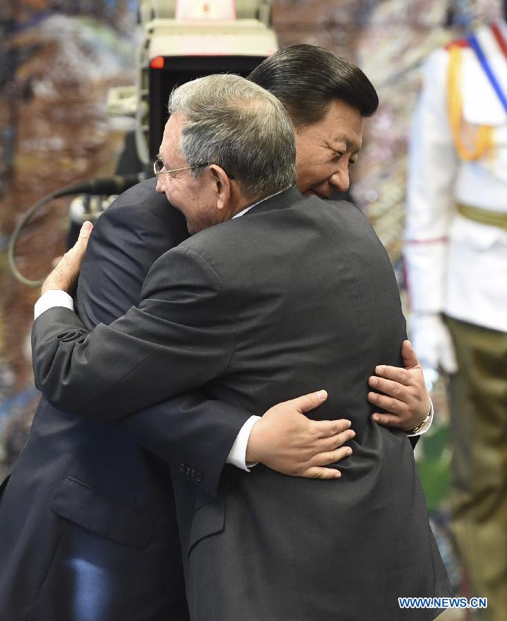 Chinese President Xi Jinping (L) hugs Cuban President Raul Castro after being awarded Cuba's Jose Marti Medal in Havana, capital of Cuba, July 22, 2014. (Xinhua/Ma Zhancheng)