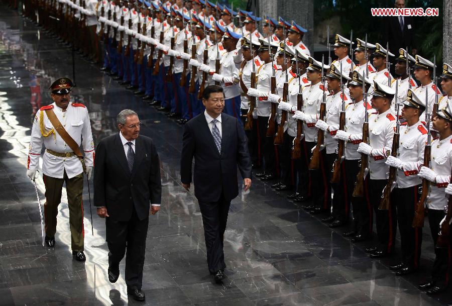Chinese President Xi Jinping (C) attends a welcoming ceremony held by Cuban President Raul Castro (1st L Front) in Havana, capital of Cuba, July 22, 2014. (Xinhua/Lan Hongguang)