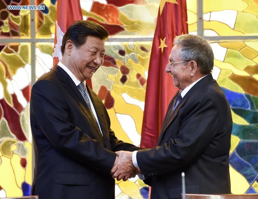 Chinese President Xi Jinping (L) and Cuban President Raul Castro attend a signing ceremony for bilateral documents in Havana, capital of Cuba, July 22, 2014. (Xinhua/Li Xueren) 