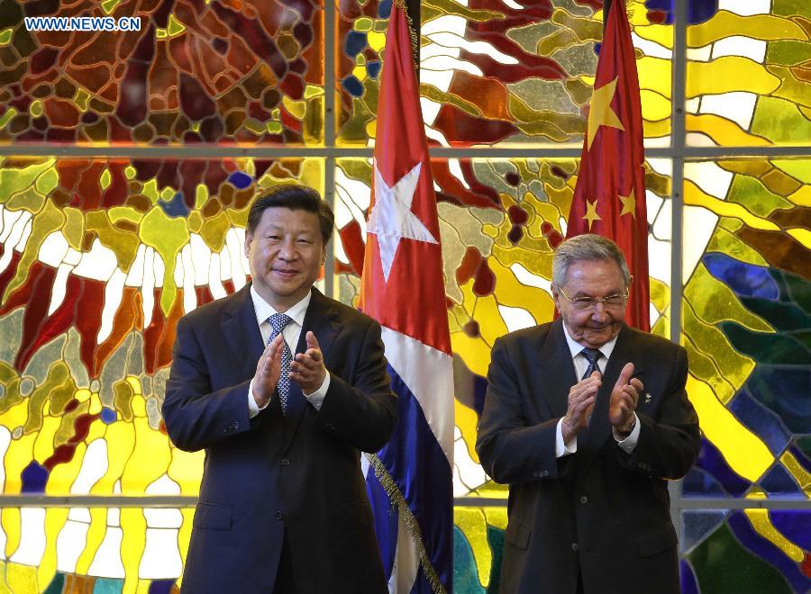 Chinese President Xi Jinping (L) and Cuban President Raul Castro attend a signing ceremony for bilateral documents in Havana, capital of Cuba, July 22, 2014. (Xinhua/Lan Hongguang)