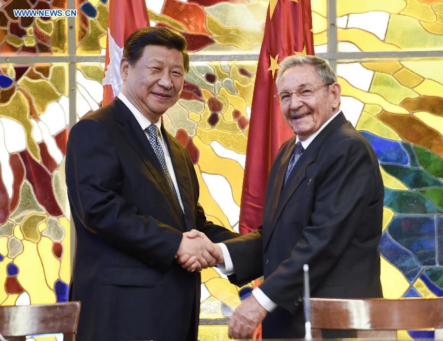 Chinese President Xi Jinping (L) and Cuban President Raul Castro attend a signing ceremony for bilateral documents in Havana, capital of Cuba, July 22, 2014. (Xinhua/Li Xueren)
