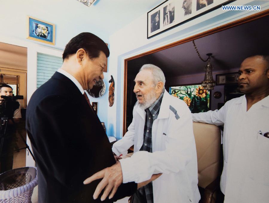 Chinese President Xi Jinping (L) visits Cuban revolution leader Fidel Castro in Havana, capital of Cuba, July 22, 2014. (Xinhua)