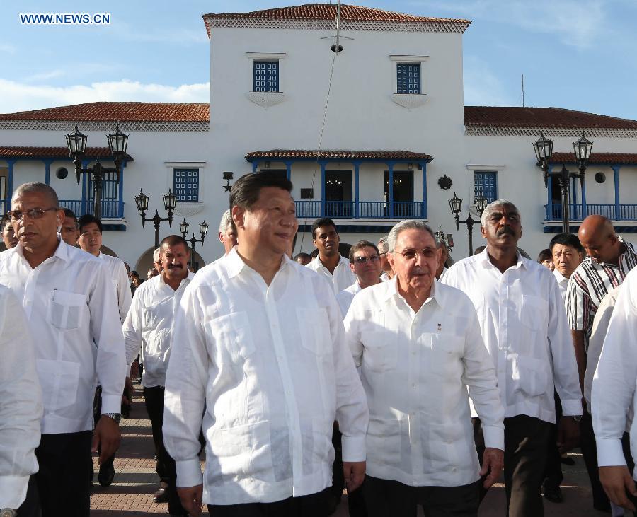 Chinese President Xi Jinping (L front), with the accompany of Cuban leader Raul Castro (R front), visits the municipal government of Santiago de Cuba, the Cuban "Heroic City," July 23, 2014. Xi visited Santiago de Cuba, the second largest city of Cuba, on Wednesday. (Xinhua/Lan Hongguang)