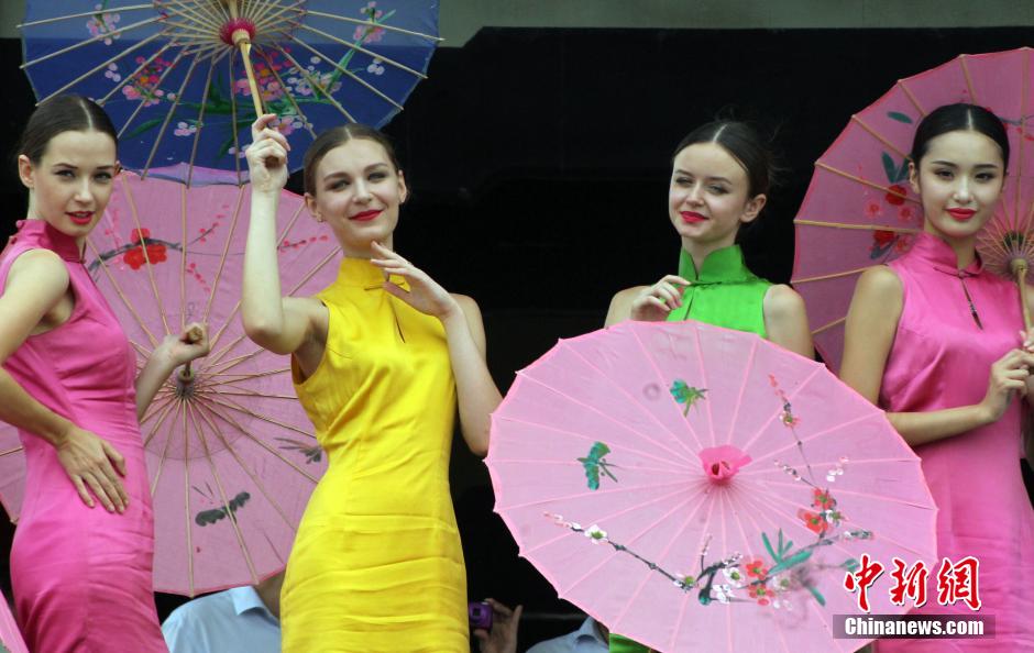 Models from different countries compete in the Cheongsam show of The New Silk Road International Tourism Ambassador Competition at Slender West Lake, a well-known scenic spot in Yangzhou, east China's Jiangsu province on Aug. 16, 2014. (CNS/Qian Xingqiang)