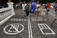 Mixed reaction to smartphone sidewalk