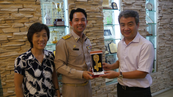 Mayor of Pattaya hands over City Key to People's Daily Online 