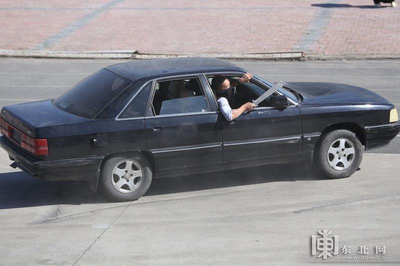 'Terrorists' are driven into a hotel by an armored patrol car. (dbw.cn/Bai Linhe, Lei Lei)