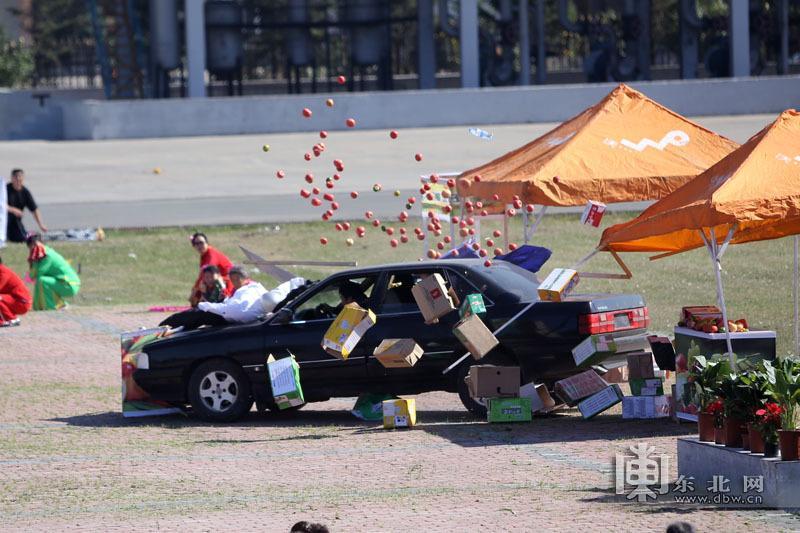 'Terrorists' drive to the crowds. (dbw.cn/Bai Linhe, Lei Lei)