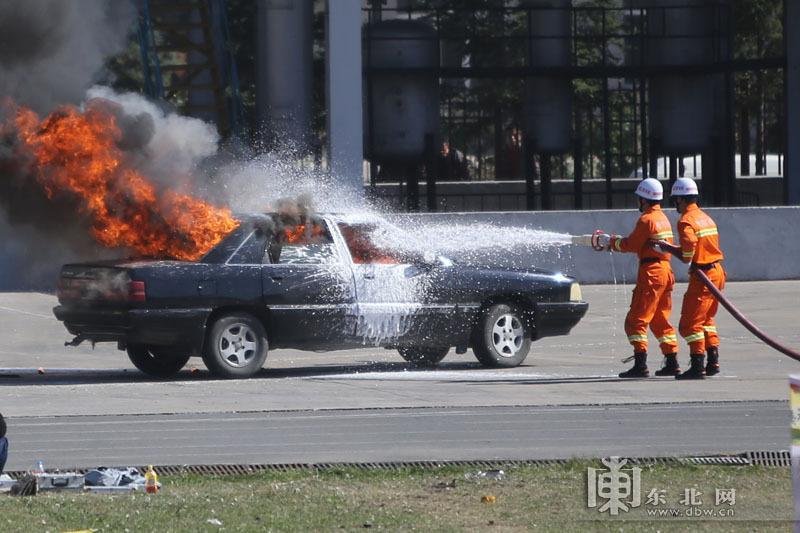 Firefighters rush to the scene immediately. (dbw.cn/Bai Linhe, Lei Lei)