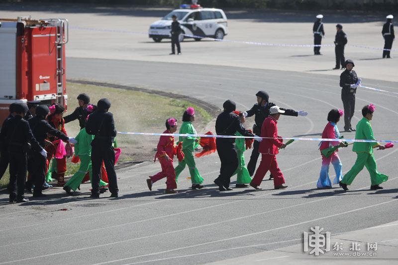 Police forces cordon off the site and evacuate people. (dbw.cn/Bai Linhe, Lei Lei)