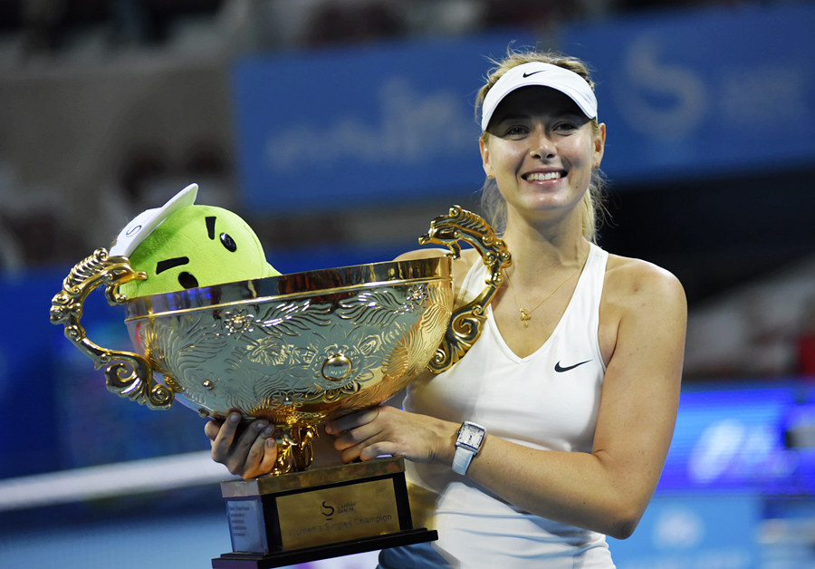 Maria Sharapova poses with the China Open trophy after winning the title in Beijing on Sunday. (Li Zhenyu/People’s Daily Online)