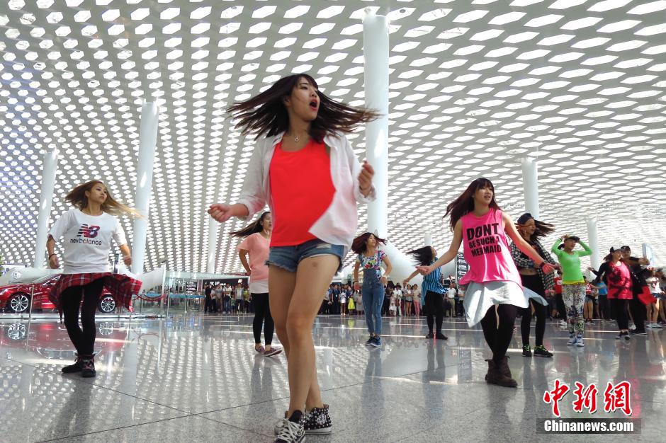 Dancers perform street dance in the departure lounge of Shenzhen Bao'an International Airport on Oct.12, 2014. The airport has witnessed 328 million trips and transported more than 9 million tons of goods in 23 years. (CNS/Chen Wen)