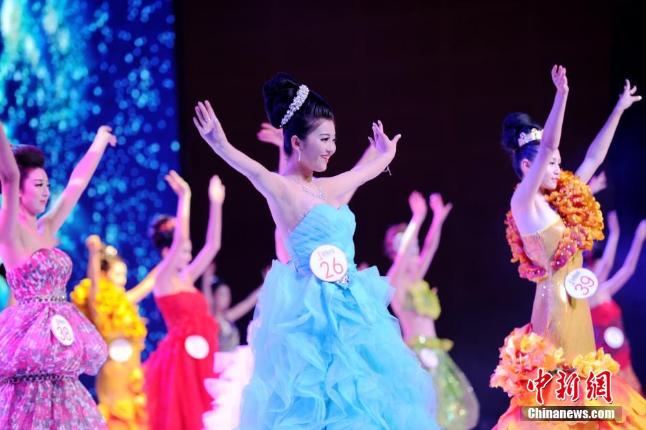 Thirty contestants from eight cities compete in the national final of the 1st Image Ambassador of the Silk Road Competition in Xi'an, northwest China's Shaanxi province on Oct. 25, 2014. (CNS/Zhang Yuan)