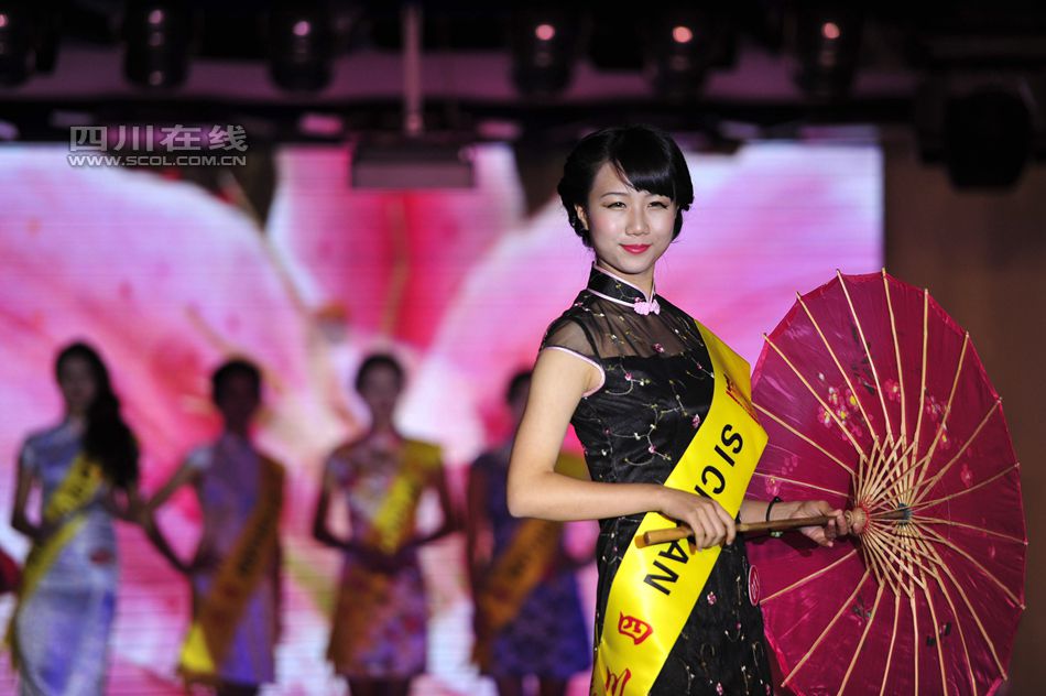 The semifinal of 2014 Miss Sichuan Tourism is held in Chengdu, southwest China's Sichuan province on Oct.27, 2014. Competing in several parts including Cheongsam show, swimming suits show, the top three finishers will be qualified for 2014 Miss China Tourism. (Scol.com.cn/Wu Dan)
