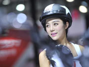 Hot girls draw crowds at motor show in SW China
