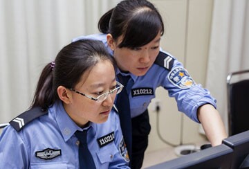 Photo story: A day of post-80s twin police officers