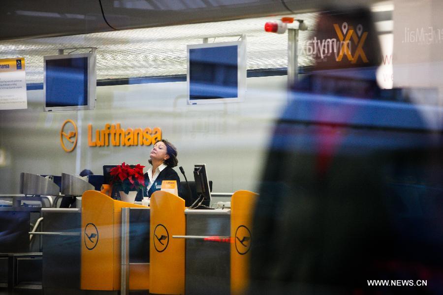 A staff member waits at Lufthansa's check-in desk in Tegel airport, Berlin, Germany, on Dec. 1, 2014. German airline Lufthansa said on Monday that it had canceled nearly half of its scheduled flights on Monday and Tuesday due to a strike by its pilots. (Xinhua/Zhang Fan)