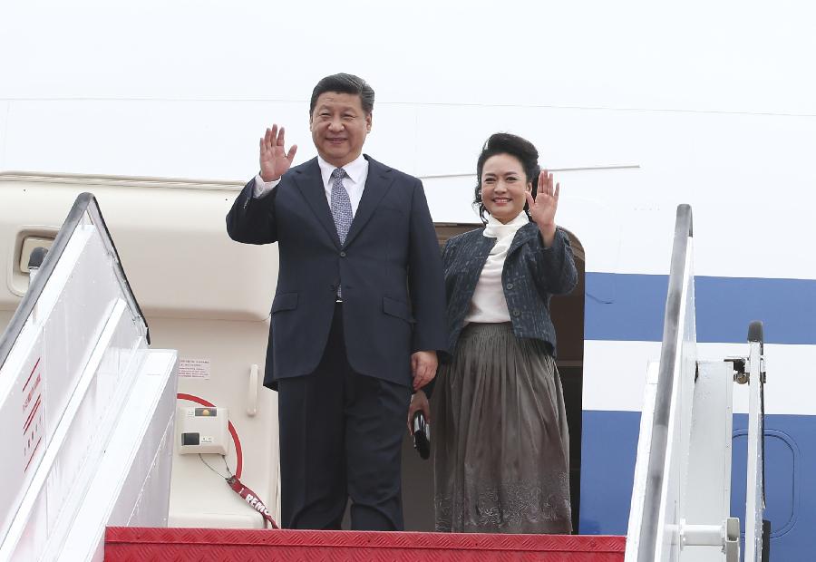 Chinese President Xi Jinping (L) and his wife Peng Liyuan wave as they arrive at the international airport in Macao, south China, Dec. 19, 2014. Chinese President Xi Jinping arrived here Friday noon to attend celebrations marking the 15th anniversary of Macao's return to the motherland, which falls on Saturday. (Xinhua/Lan Hongguang)