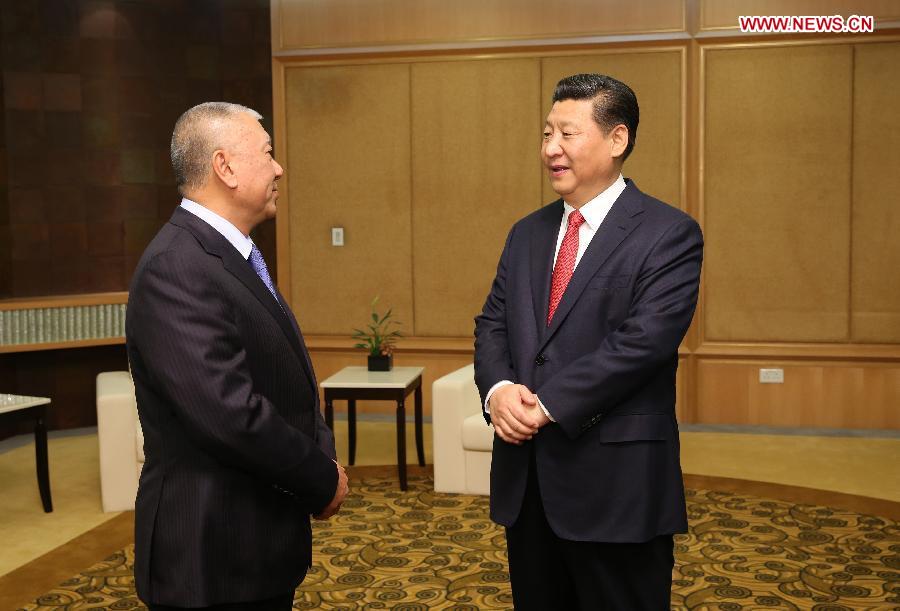 Chinese PresidentXi Jinping(R) meets with Ho Hau Wah, vice chairman of the National Committee of the Chinese People' s Political Consultative Conference (CPPCC) and former chief executive of the Macao Special Administrative Region, in south China's Macao, Dec. 19, 2014. (Xinhua/Lan Hongguang)