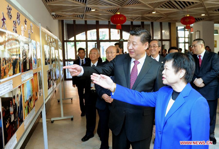Chinese President Xi Jinping (2nd R, front) visits Cheng Yu Tung College at the University of Macao's new campus on Hengqin island, Dec. 20, 2014. (Xinhua/Zhang Duo) 