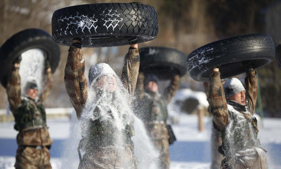 Soldiers conduct drill at minus 31 degrees Celsius
