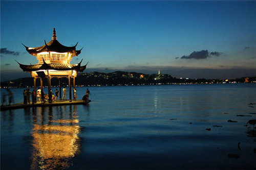 As the famous Italian traveler Marco Polo put it during the Yuan Dynasty (1206-1370 A.D.), Hangzhou is “the world's most beautiful and luxurious city". The Chinese regard Hangzhou as an earthly heaven, but fewer are aware of its beauty in the nigh